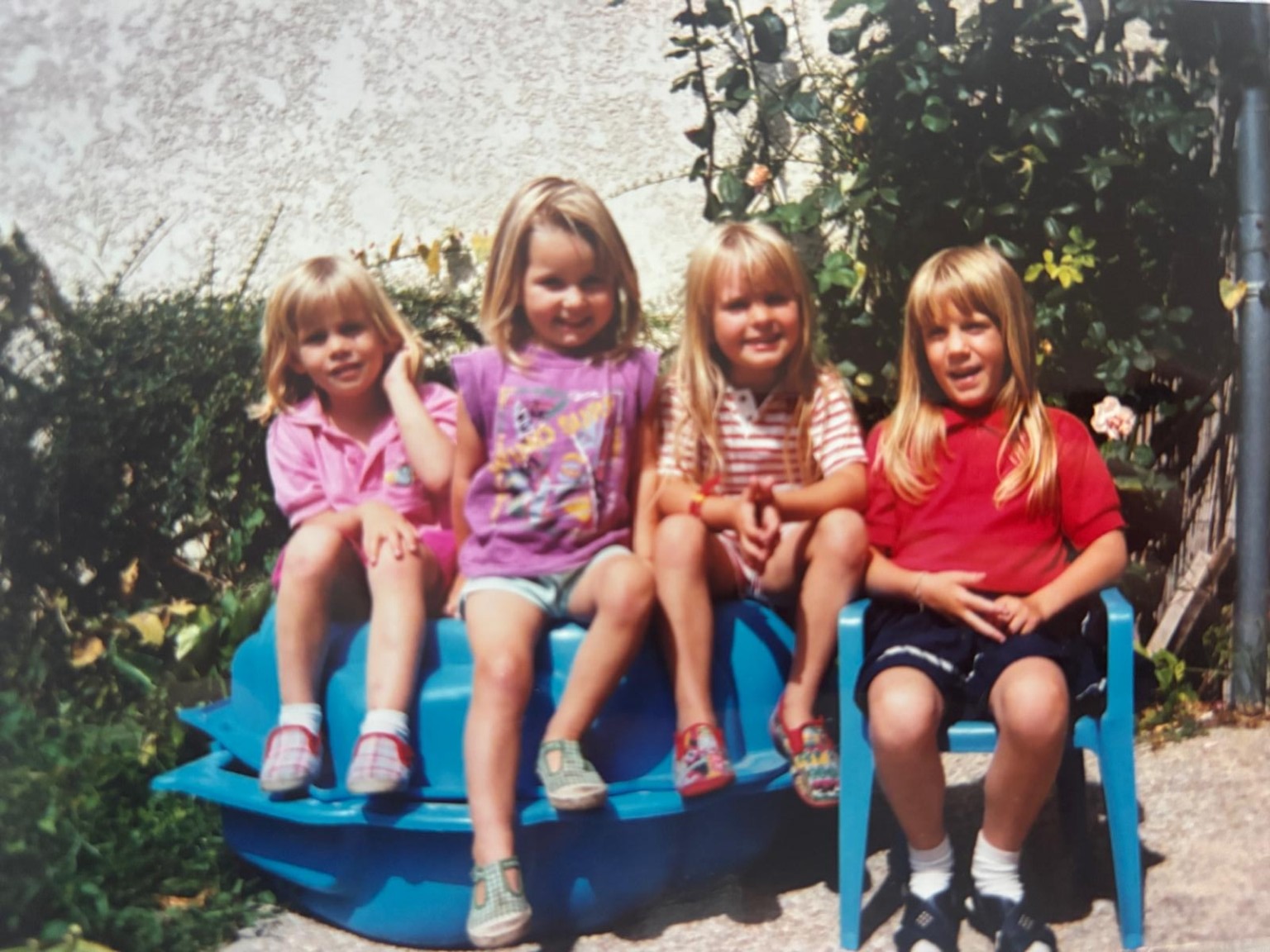 Mélissa et Vinciane avec leurs grandes sœurs, enfants