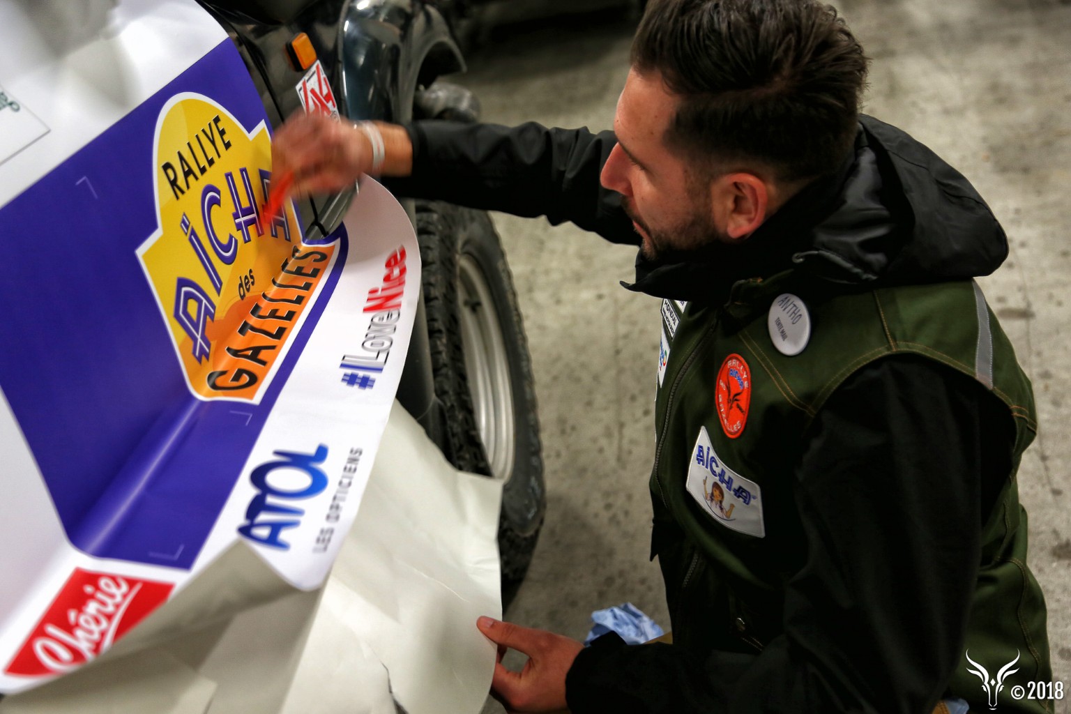 Préparation et habillage d'un véhicule du Rallye des Gazelles