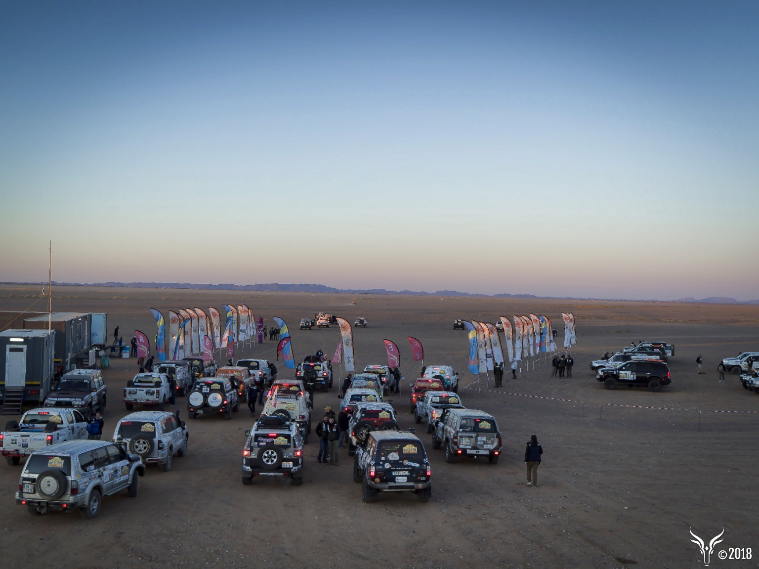 Départ de nombreux 4x4 du Rallye des Gazelles