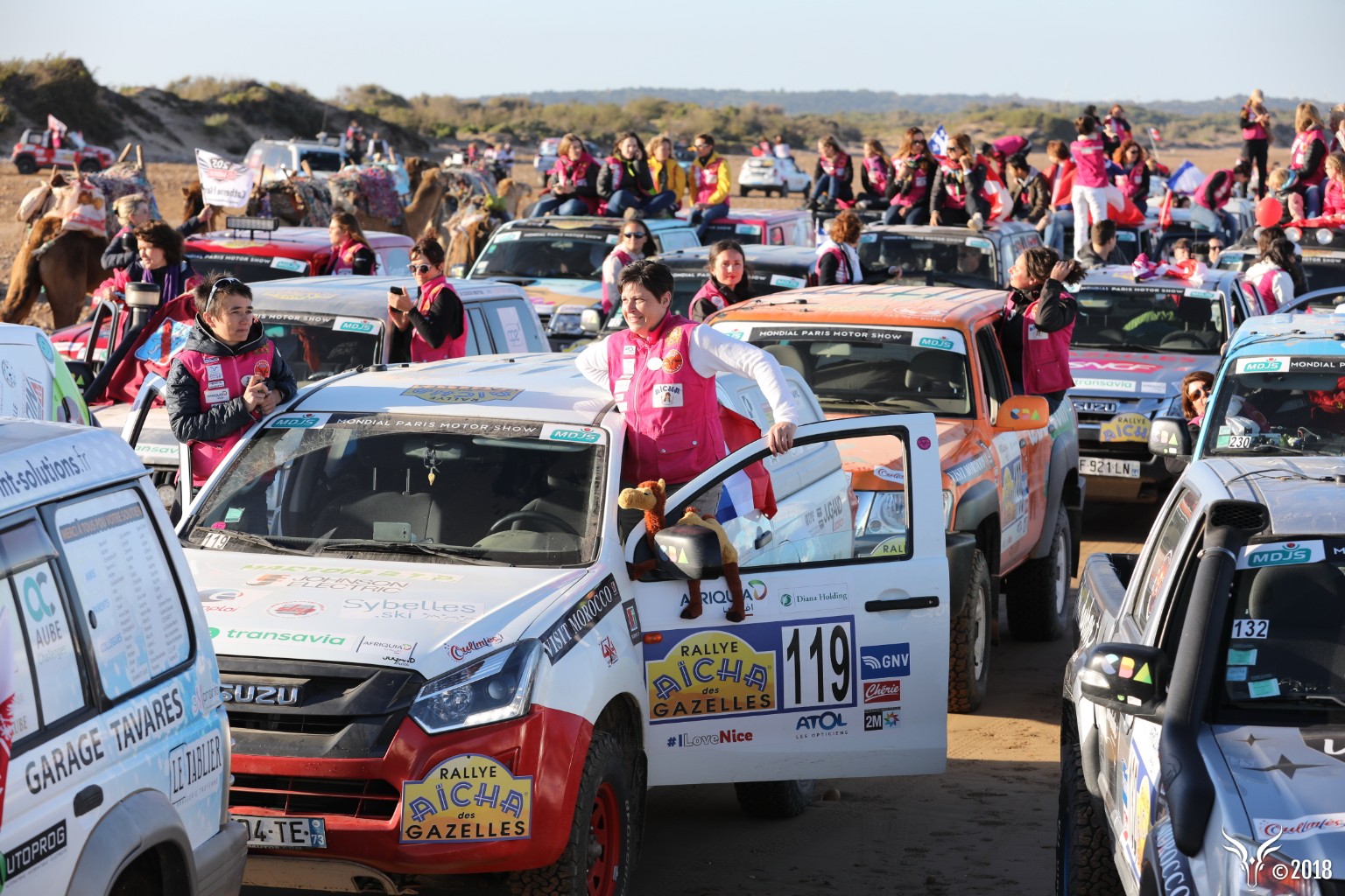 Nombreux 4x4 du Rallye portant les logos de partenaires